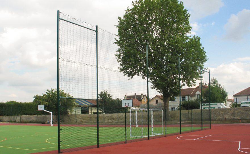 ball-stop fence for a sports field Metalu Plast