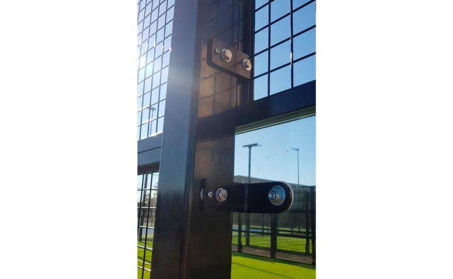 Fixation of glass panels for padel field Metalu Plast équipement sportif