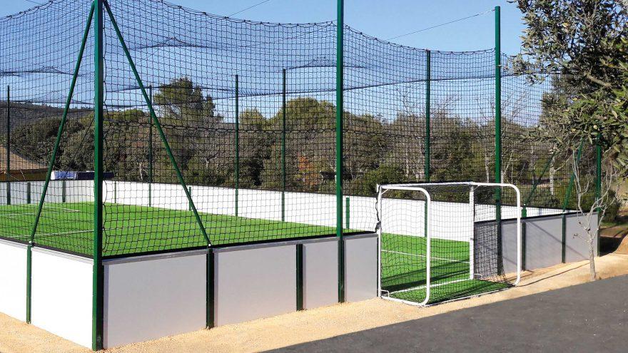 Terrain de soccer Metalu Plast blanc et vert avec pare-ballon